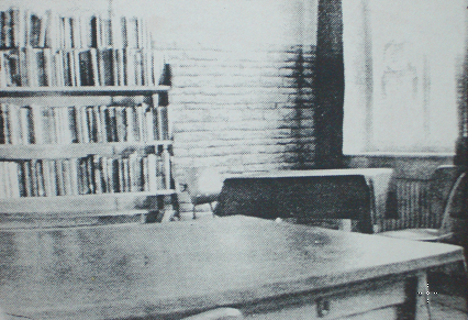 Bücherei alt - schwarzweiß Foto mit Tisch und Bücherregal